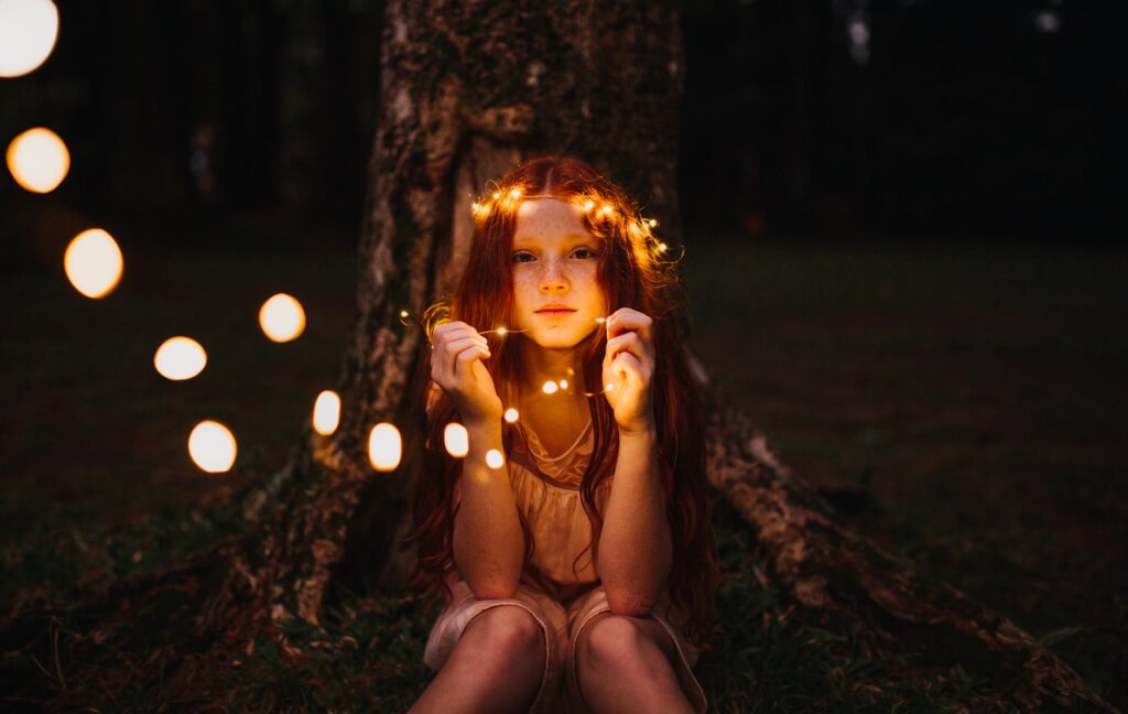 girl holding string lights WWW.mantowf.com