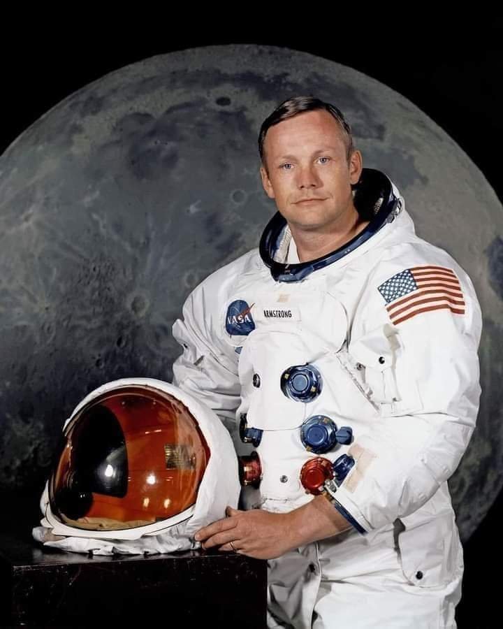 ١٩٦٩م هبط ” نيل أرمسترونغ ” أول رائد فضاء أمريكي على سطح القمر ؛ وفي دفتر مذكراته كتب هذه الخاطرة :