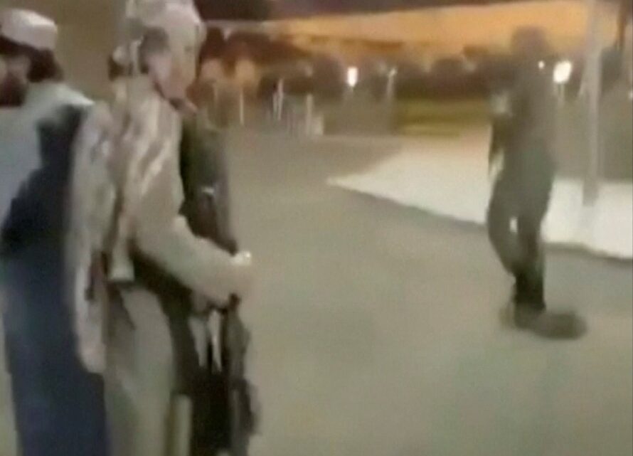صورة – آخر جندي أمريكي يغادر أفغانستان.. مو هو؟