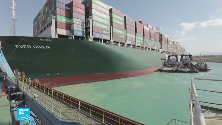 مصر: شاهد فيديو نجاح عملية تعويم السفينة الجانحة في قناة السويس