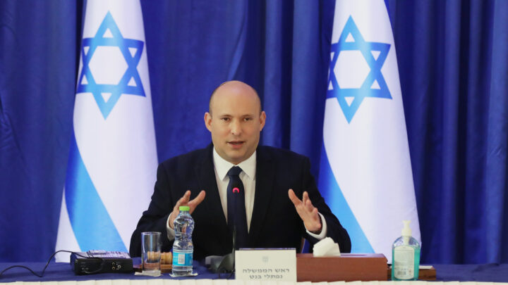 رئيس وزراء إسرائيل مغادرا إلى روسيا: لدى موسكو مكانة خاصة إقليميا ودوليا والأمور تسير باتجاه جيد