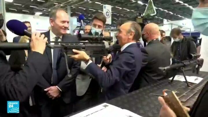 فرنسا: إيريك زمور يوجه بندقية للصحفيين في معرض أسلحة ومقربون من ماكرون ينددون بتصرفه