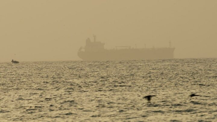 روايتان متناقضتان لطهران وواشنطن حول حقيقة حادث ناقلة النفط في بحر عمان
