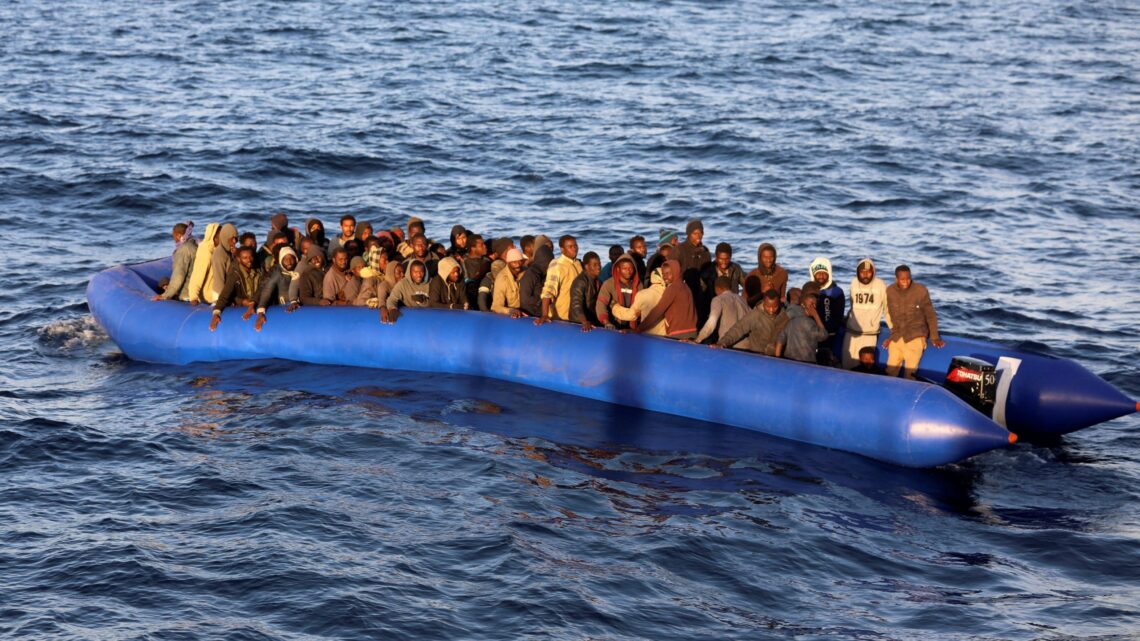 بينهم أطفال.. إنقاذ 134 مهاجرا قبالة السواحل المغربية والإسبانية