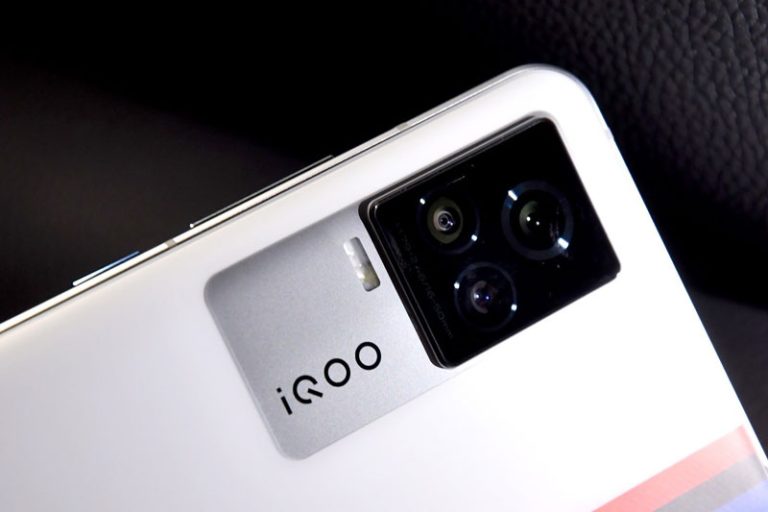فيفو تتحدى الجميع بـ vivo iQOO 9 Pro.. هاتف أنيق بكاميرات رائعة