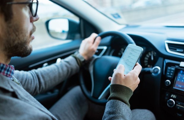 احذر : غرامة 174 يورو إذا كنت تستعمل (GPS) على هاتفك وانت تقود السيارة؟