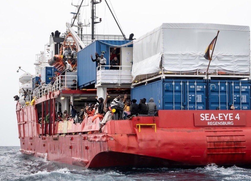 السفينة الإنسانية “سي آي 4” تنقذ مئات المهاجرين قبالة مالطا