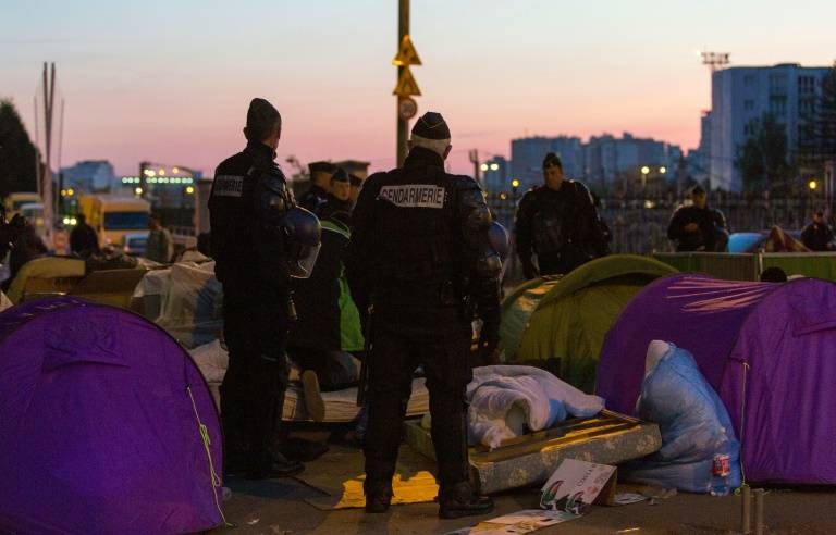 السلطات الفرنسية تفكك مخيم للمهاجرين وتنقلهم إلى مراكز إيواء