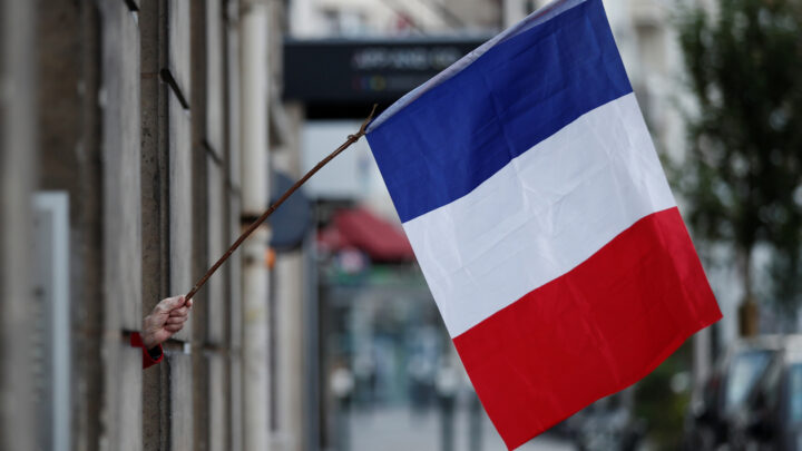 فرنسا تعلن عن شرط “طرد الأجانب” من أراضيها