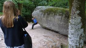 شاهد.. صخرة عجيبة في فرنسا وزنها 132 طنا ويحركها أي شخص!