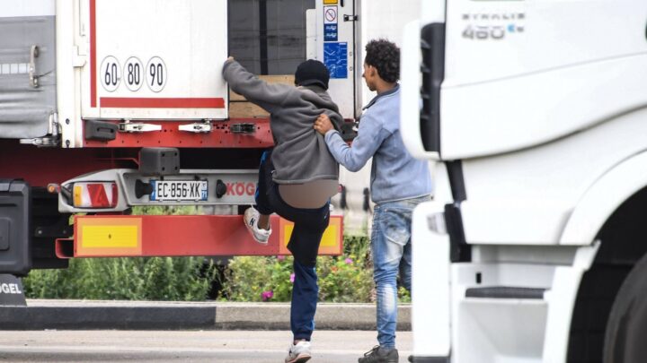 وفاة مهاجر يبلغ من العمر 18 عاما أثناء سقوطه من شاحنة وهو يحاول الوصول إلى بريطانيا
