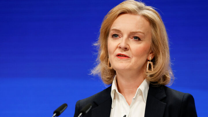 وزيرة خارجية بريطانيا تطرد السفير الروسي في لندن من مكتبها
