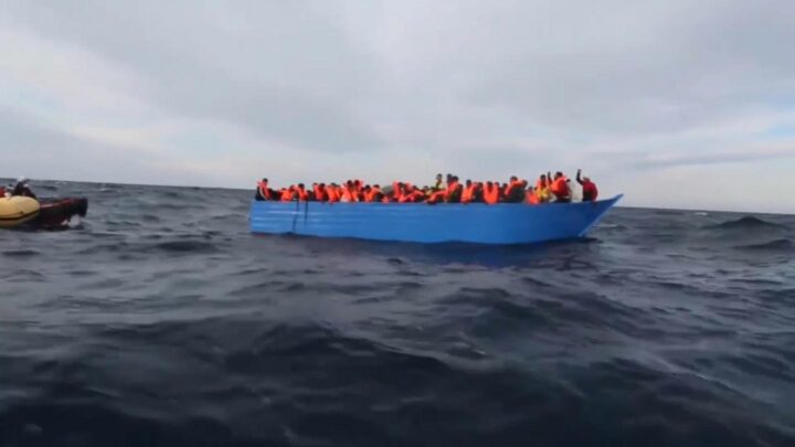 إنقاذ 129 مهاجرا بالمتوسط .. وسفينة إنسانية تنزل مئات آخرين في إيطاليا