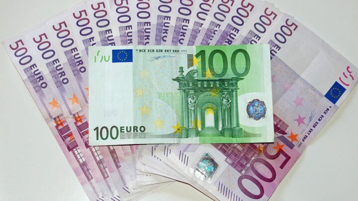 اليورو يتجه لتحقيق أكبر مكاسب أسبوعية في 6 أسابيع