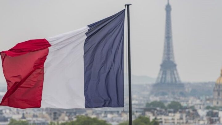 فرنسا تلغي الشهادة الصحية وارتداء الكمامة في الأماكن المغلقة