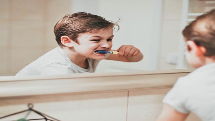 كيف تغسل أسنانك بطريقة صحيحة دون أن تؤذيها؟ 5 نصائح هامة