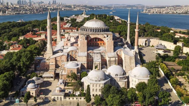 للمرة الأولى منذ 88 عاما.. إقامة صلاة التراويح في مسجد “آيا صوفيا” بتركيا ” فيديو “