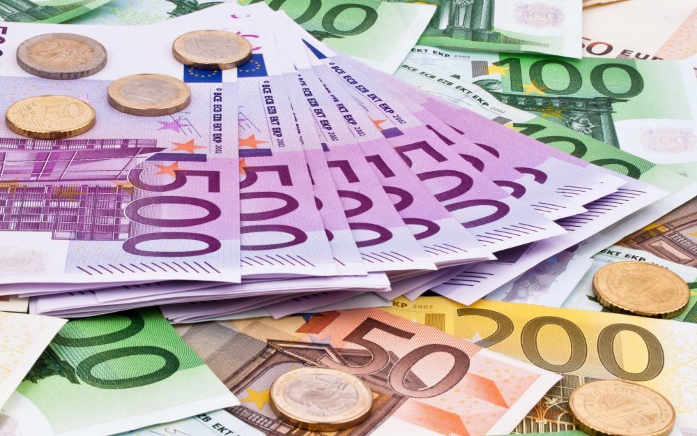 اليورو يهوي أمام الدولار إلى أدنى مستوى في عامين