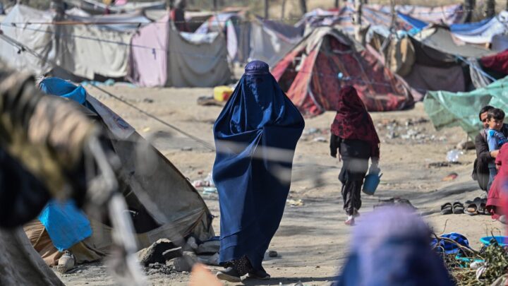 من البرقع لمنع السفر والتبرج.. هكذا خنقت طالبان الأفغانيات
