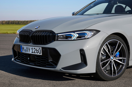 سيارة BMW 3 Series (2022).  الصور والمعلومات الرسمية لإعادة تصفيف الشعر