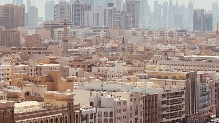 مصور يلتقط مشهدًا لماضي دبي وحاضرها من الأفق في إطار واحد