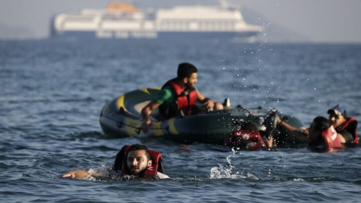 فقدان العشرات بعد غرق قارب يحمل مهاجرين قبالة سواحل اليونان