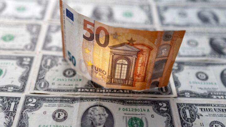 اليورو عند أدنى مستوى منذ 2002.. والإسترليني يهوي دون 1.1 دولار