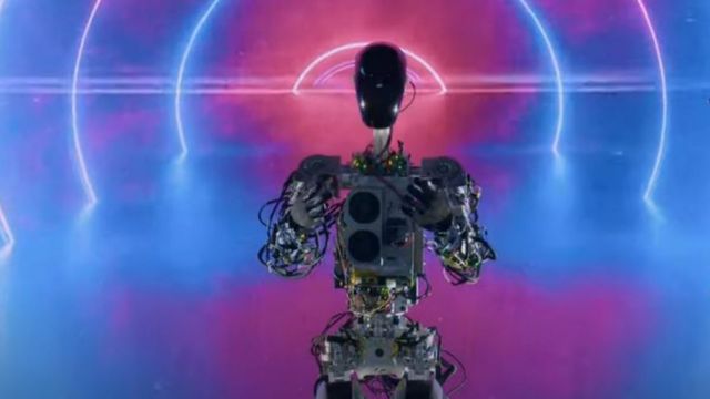 إيلون ماسك يكشف عن نموذج أولي لروبوت شبيه بالبشر باسم "أوبتيموس" طورته تسلا – BBC Arabic