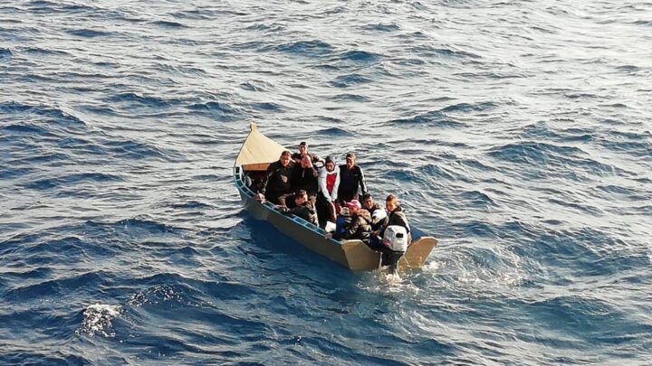 العثور على جثتي طفلين في قارب للمهاجرين قرب سواحل إيطاليا