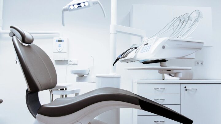 ما الفرق بين طبيب الاسنان وطبيب تقويم الاسنان؟ – موقع علوم العرب