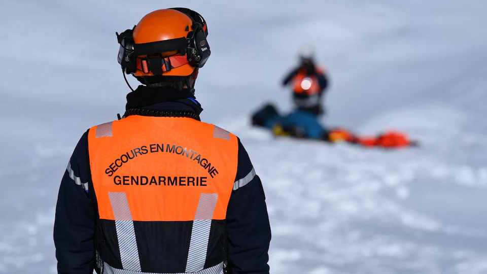 مقتل 4 أشخاص وإصابة آخرين في انهيار جليدي بفرنسا