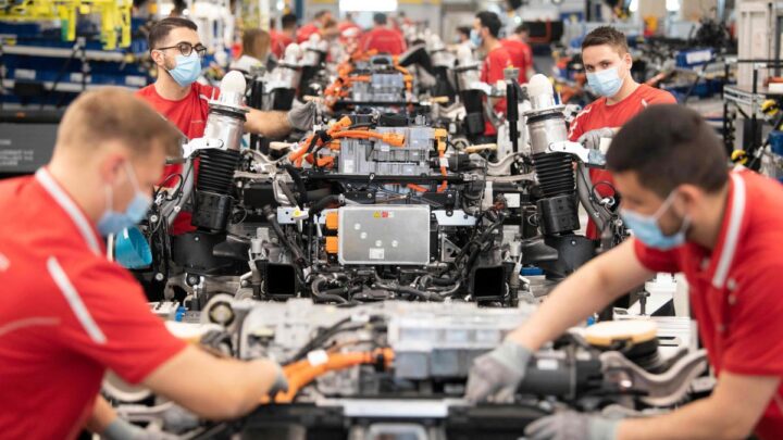 الشركات الألمانية لتصنيع الآلات تتجه لنقل استثماراتها من آسيا إلى أوروبا