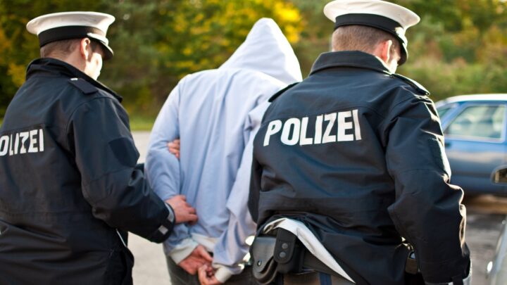 الشرطة الألمانية تعتقل مراهقا سوريا بتهمة السرقة والاغتصاب