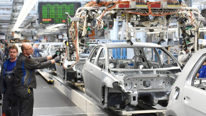 ارتفاع الطلب على إنتاج المصانع الألمانية خلال فبراير الماضي
