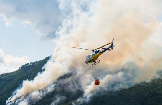 إخماد حريق للغابات في مقاطعة فار الفرنسية