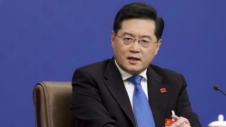 تقرير: علاقة خارج إطار الزواج في واشنطن وراء إقالة وزير الخارجية الصيني السابق