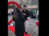 شاهد.. صدمة يوتيوبر ألماني أثناء عرض الزواج الرومانسي وسط المدينة على صديقته