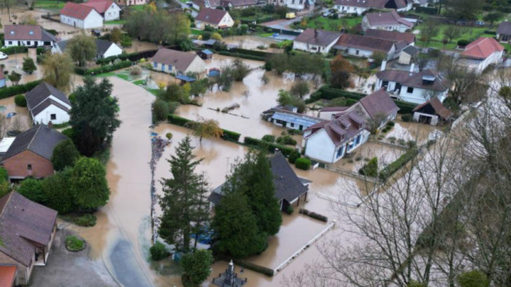 الفيضانات تجتاح شمال فرنسا: إجلاء سكان وإغلاق مدارس بسبب الأمطار الغزيرة