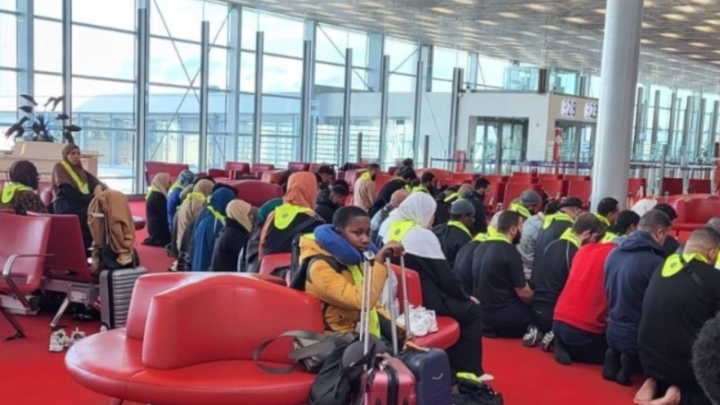 صورة لصلاة جماعة للمسلمين في مطار فرنسي تثير الجدل