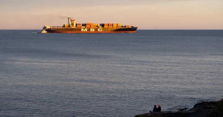 كيف تشعر شركات الشحن الكندية بضغوط الصراع في البحر الأحمر؟