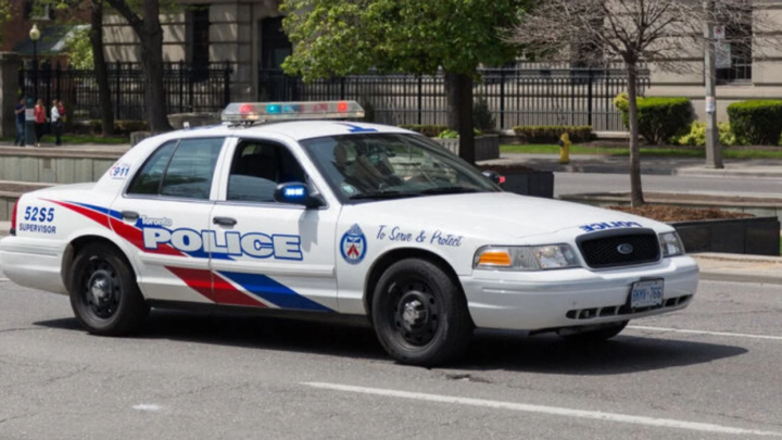 شرطة تورنتو تغلق مدرسة ثانوية وسط تقارير عن رجل يحمل منجلا ويرتدي قناع “فيلم رعب”