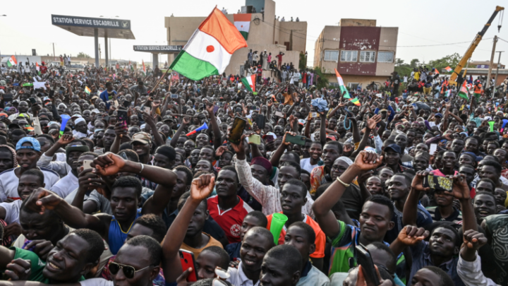 من النيجر إلى الغابون.. فرنسا تدفع ثمن سياساتها الاستعمارية – قناة الغد