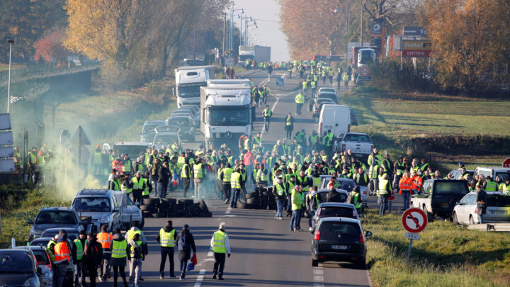 صور.. السائقون فى فرنسا يتظاهرون احتجاجا على ارتفاع أسعار الوقود