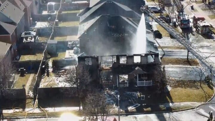 تدمير منزلين بعد حريق “كبير” في برامبتون بأونتاريو (فيديو)