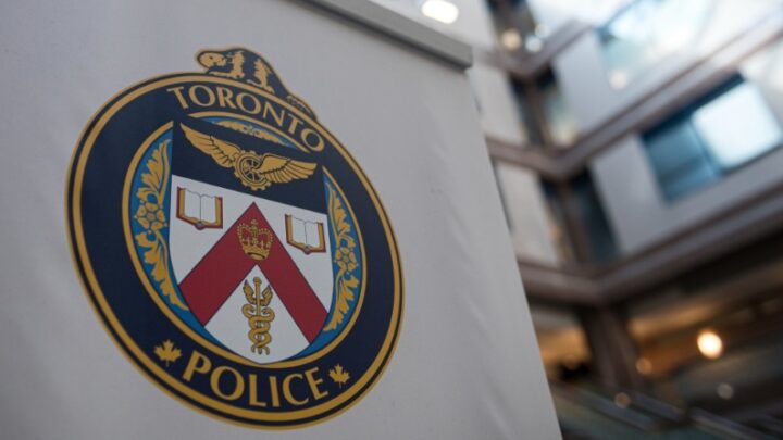 القبض على المشتبه به بعد تعرض امرأة للركل والضرب في رأسها بأداة في تورنتو
