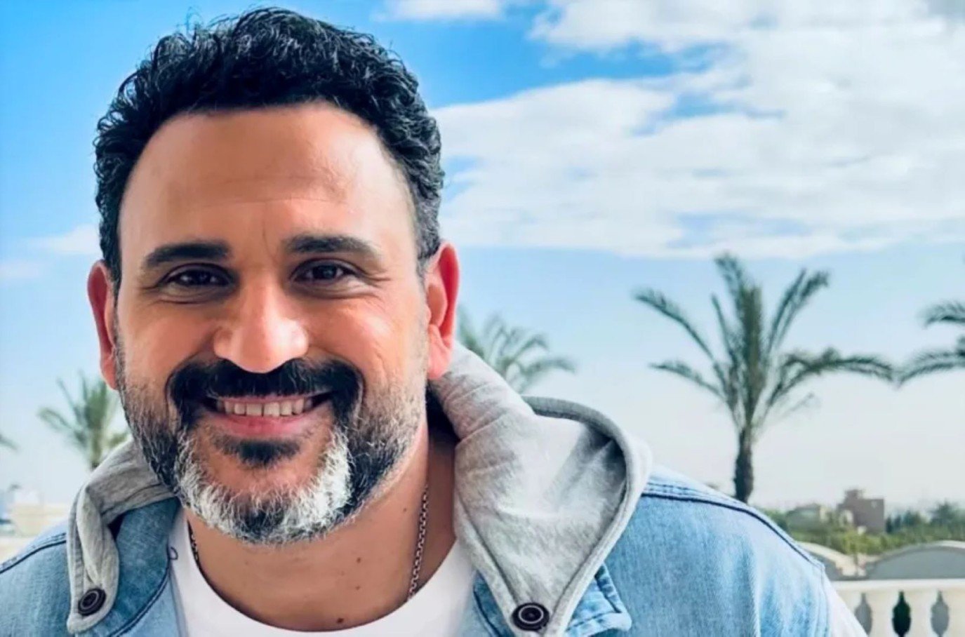 أكرم حسني ورفاقه يلهبون حماس الجمهور قبيل عرض ألف تيتة وتيتة