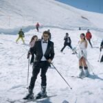 حبّ على المنحدرات.. ثنائي مُغامر في لبنان يتزلّجان بثياب الزفاف وسط الثلوج