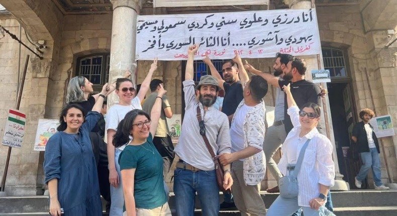 المهندس غائب.. كفرنبل ترفع لافتاتها في دمشق